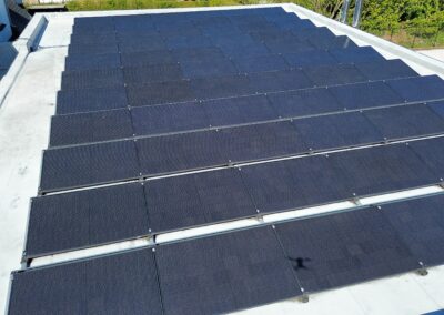 Panneaux solaires sur plateforme, nettoyage par R-Wash